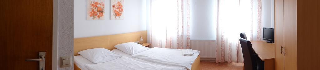 Hotel-Restaurant Zum Goldenen Hahnen Markgröningen Dış mekan fotoğraf