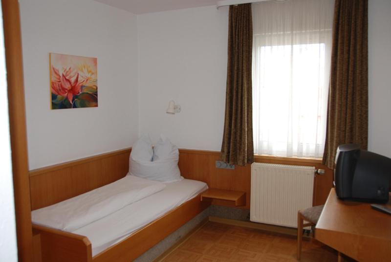 Hotel-Restaurant Zum Goldenen Hahnen Markgröningen Oda fotoğraf